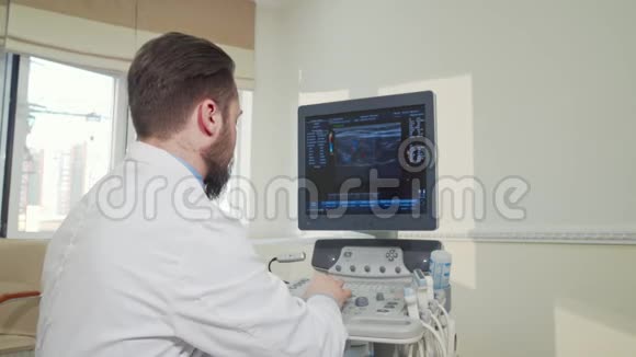 开朗的医生微笑着对着镜头用超声波扫描机视频的预览图