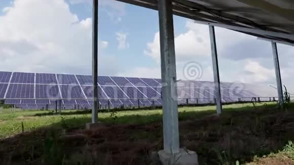 太阳能发电厂绿色领域的许多排太阳能电池板保护生态概念视频的预览图