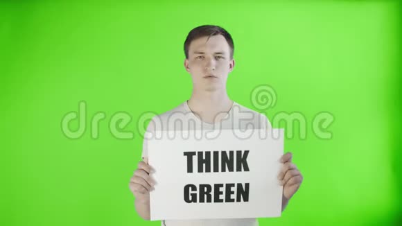 青年活动家在色度关键背景上画绿色海报视频的预览图