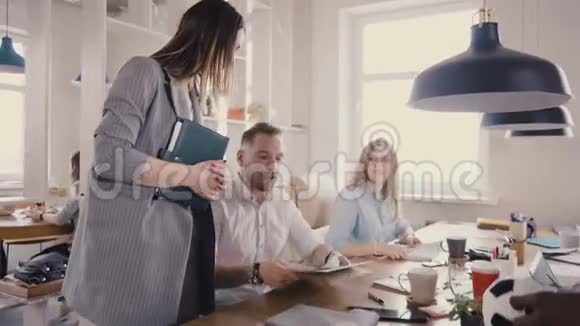 镜头跟随女CEO激励员工女老板和同事聊天在阁楼办公室4K给他们指路视频的预览图