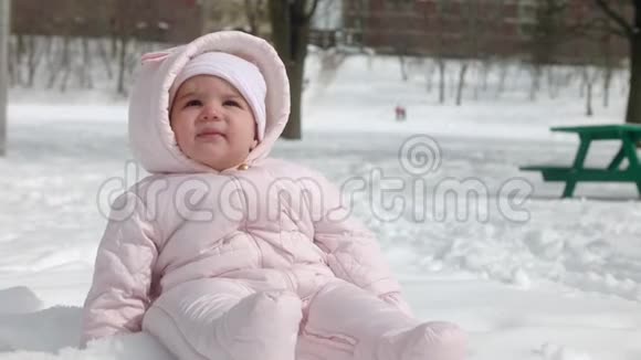 4K婴儿女孩第一次经历雪视频的预览图
