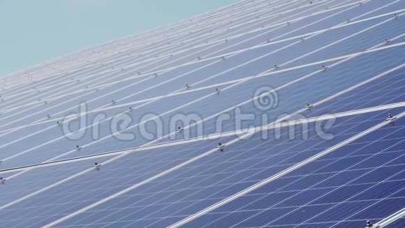 太阳能电池板对抗深蓝天替代能源视频的预览图