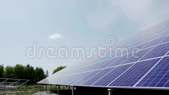 在绿色森林和天空的背景下建造一个大型太阳能电池板替代能源视频的预览图