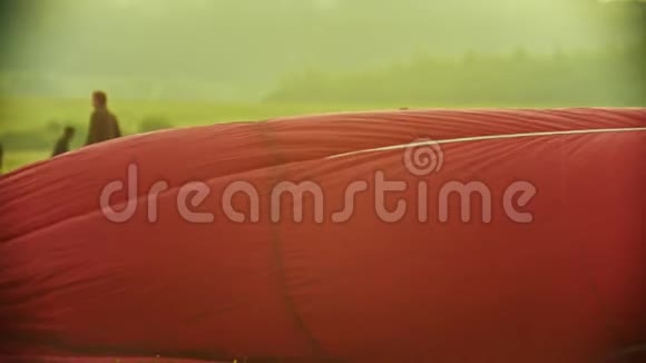 一个装有热空气的气球布料使它平滑视频的预览图