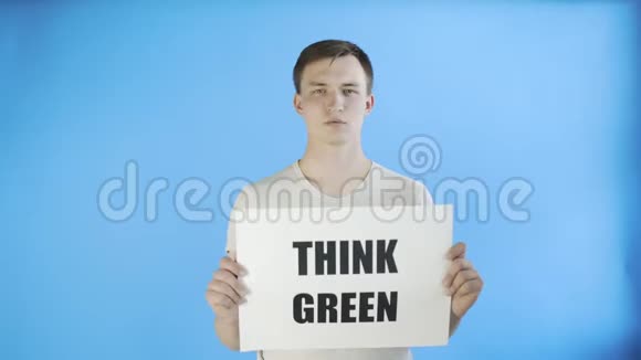 青年活动家蓝色背景的绿色海报视频的预览图