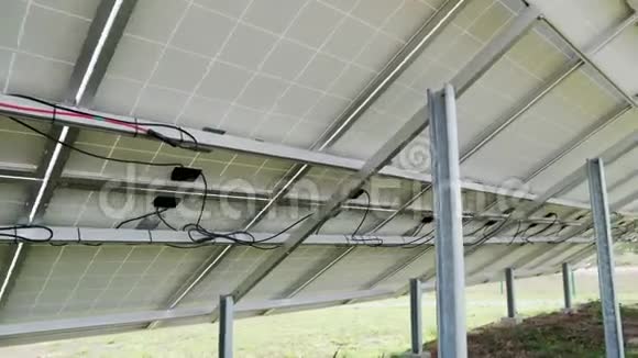 太阳能发电厂多晶硅太阳能电池或光伏电池的背面视图阵列视频的预览图