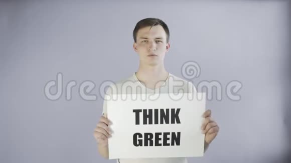 青年活动家灰色背景绿色海报视频的预览图