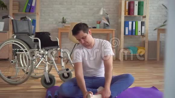 做瑜伽的残疾人受伤后恢复健康视频的预览图