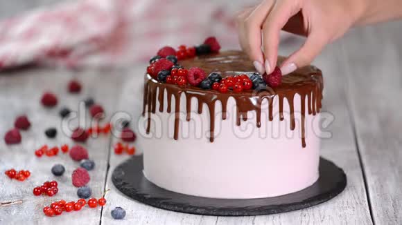美丽的自制蛋糕与夏季浆果巧克力糖霜在白色的塔布视频的预览图