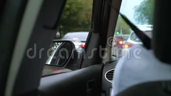 旅行者的车堵车了视频的预览图