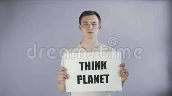 青年活动家灰色背景下的思考星球海报视频的预览图