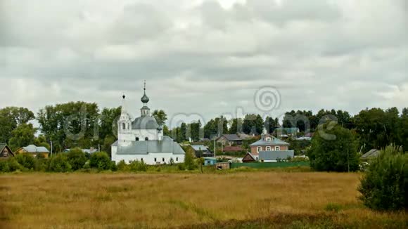 一个村庄的景观房屋和教堂苏兹达尔俄罗斯时间流逝视频的预览图