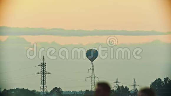 利用热技术飞行的气球通讯塔天线塔晚上视频的预览图