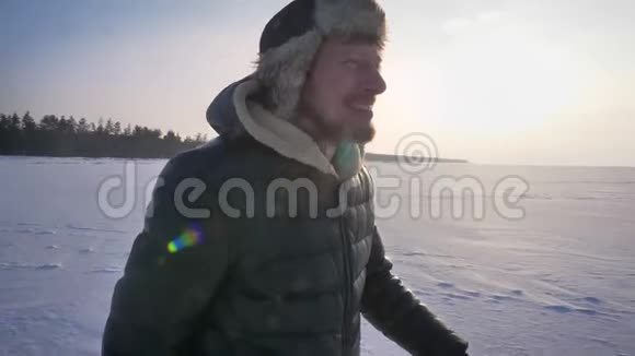 在雪域的阳光下向右走的侧轮廓中拍摄的男性腿视频的预览图