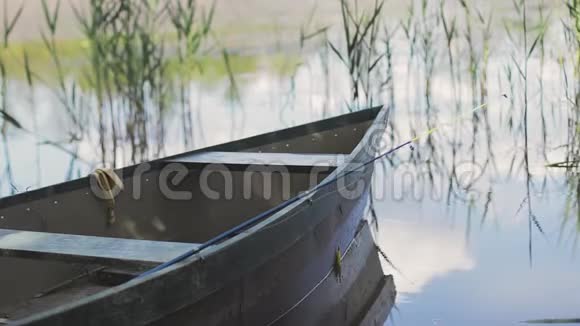 漂浮在湖或池塘上的船视频的预览图