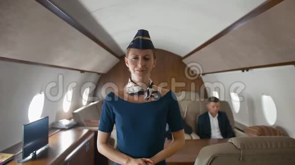 私人商务飞机内部的PovCabin空中女主人鼓掌视频的预览图