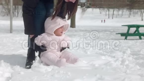 4K婴儿女孩第一次经历雪视频的预览图