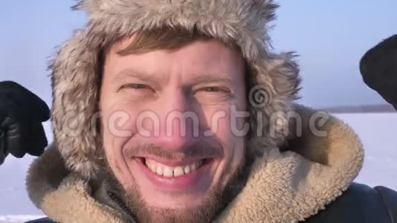 在雪漠上中年探险家戴上头巾平静地对着镜头观看视频的预览图
