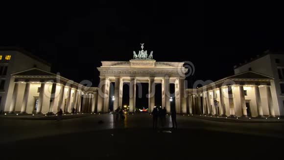 柏林的勃兰登堡门和平与团结的象征和德国著名的地标新古典纪念碑在晚上编号视频的预览图