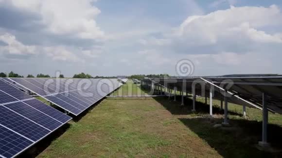 绿色领域的太阳能电池板太阳能发电站中的光伏能源来自自然视频的预览图