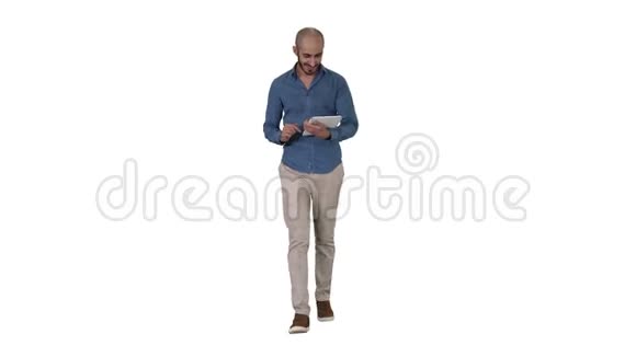 阿拉伯男人在白色背景下行走和使用平板电脑上网视频的预览图
