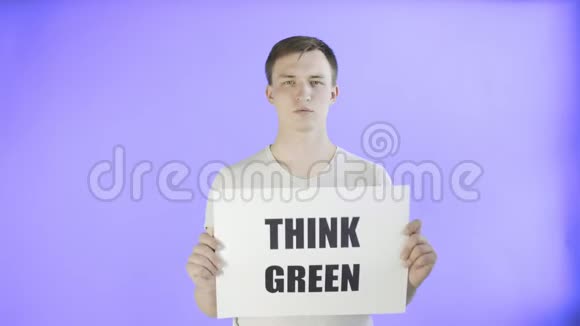 年轻激进分子带着紫色背景的绿色海报视频的预览图