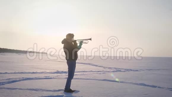 多利放大镜头单独的高加索音乐家在侧面吹喇叭积极在阳光下冻结的自然视频的预览图