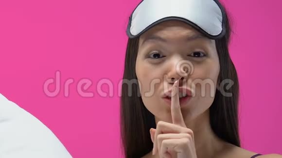 亚洲女孩表现出沉默的姿态戴着眼罩躺在枕头上特写镜头视频的预览图