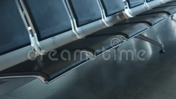 斯图加特机场的空凳子视频的预览图