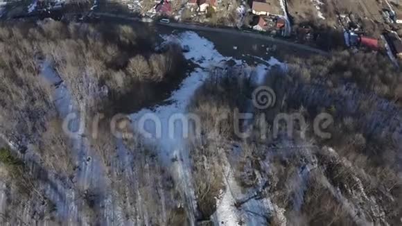 森林附近私人房屋的俯视图航空测量视频的预览图