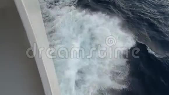 从船上看到深蓝的大西洋视频的预览图