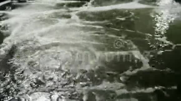 虾池水曝气气泡上升虾场拍摄特写视频的预览图
