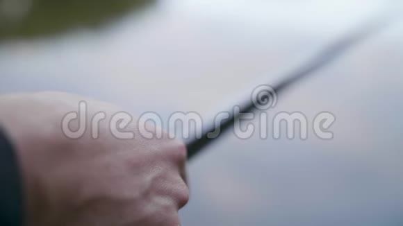 渔夫手里拿着钓竿在河上视频的预览图
