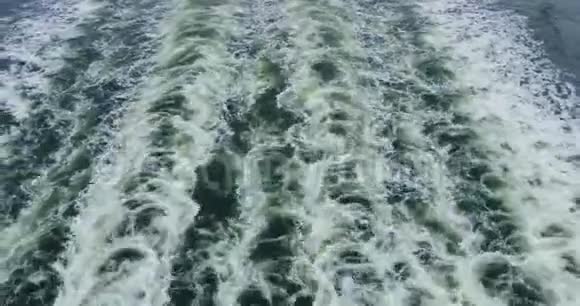 海洋浮船或渡船带来的海水浪潮视频的预览图