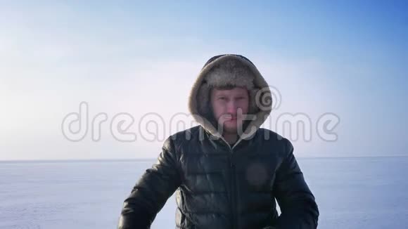 中年白种人运动员站在冰冻的湖面上取得成功时他做了一个快乐的手势视频的预览图