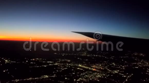 乘飞机旅游观光夜光日落视频的预览图