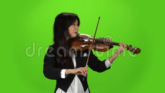 音乐家站着拉小提琴绿色屏幕视频的预览图
