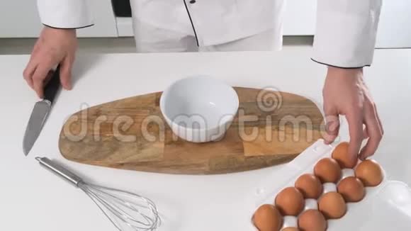 在白桌上的碗里打碎鸡蛋快关门视频的预览图