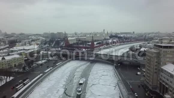 莫斯科与河流桥梁和克里姆林宫的空中冬季景象俄罗斯视频的预览图