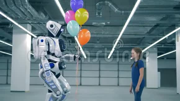现代机器人赠送气球给小女孩侧视视频的预览图