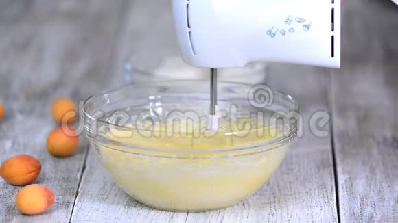 在面团中加入面粉厨师用手把白面粉倒在碗里的面团上视频的预览图