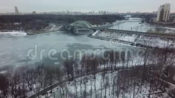俄罗斯莫斯科河铁桥空中冬景视频的预览图