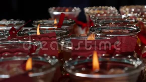 在庆祝中国新年期间在道教宫烧燃油蜡烛的火焰慈悲女神视频的预览图