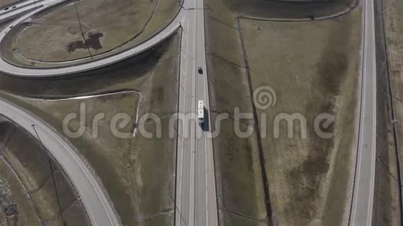 环形公路上的汽车运输顶部视图视频的预览图