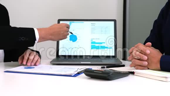 两位商务人士握手商务伙伴会议握手的概念视频的预览图