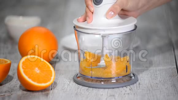 橘子在搅拌机里被压碎了视频的预览图