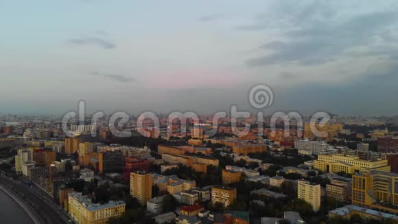 日落时俯瞰莫斯科历史中心4K视频的预览图