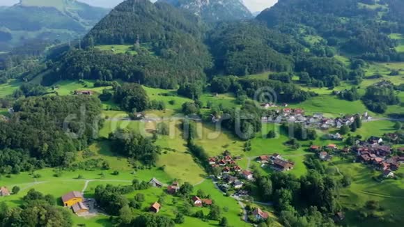 瑞士阿尔卑斯山典型的小村庄鸟瞰图视频的预览图