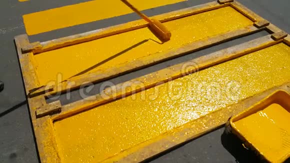 修理公路上的一个人行横道该雇员在道路上重新涂上黄线视频的预览图