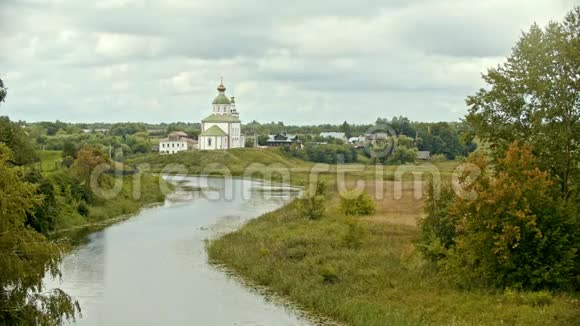村庄里的白色基督教教堂前景的小溪俄罗斯苏兹达尔视频的预览图